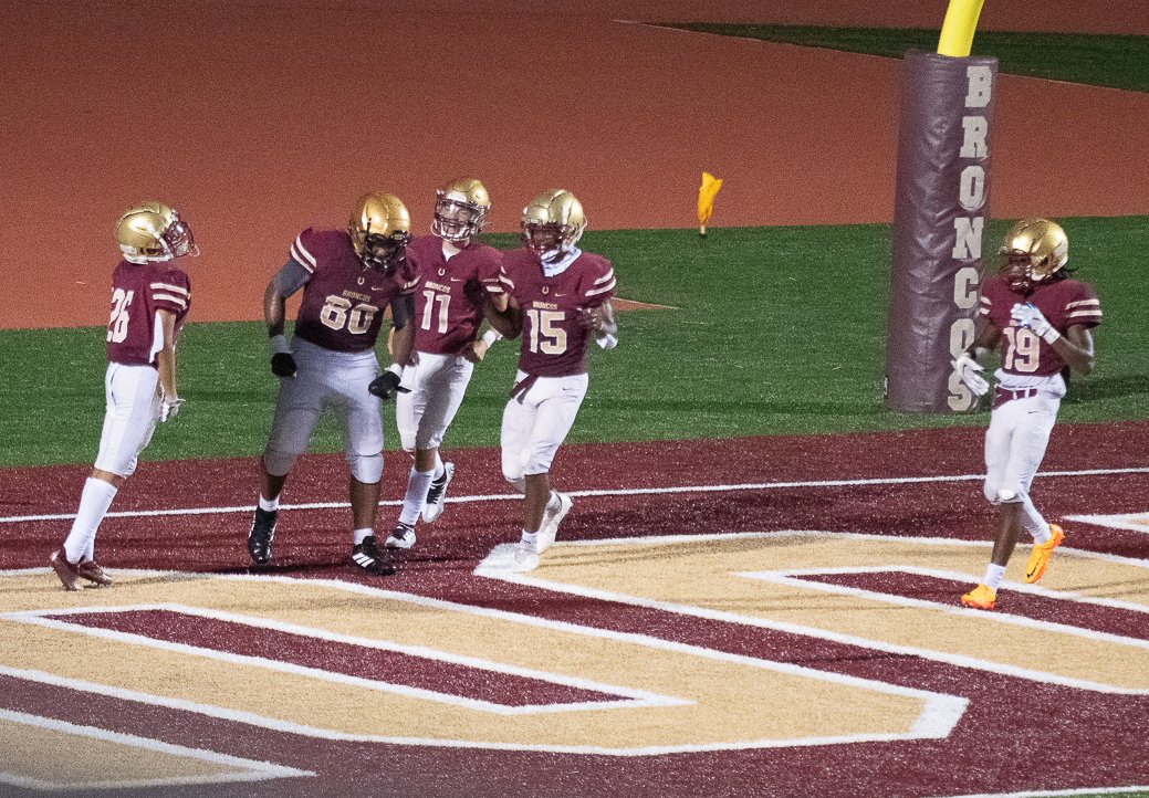 MannyScott80's tweet photo. 15 tackles (10 for a loss), 5 receptions, and a touchdown. Not a bad first game. #mannyscott80 #manuelscott #brookwoodbroncos @Bronco_Ftball @Bwoodsports https://t.co/hmSPNVMasD