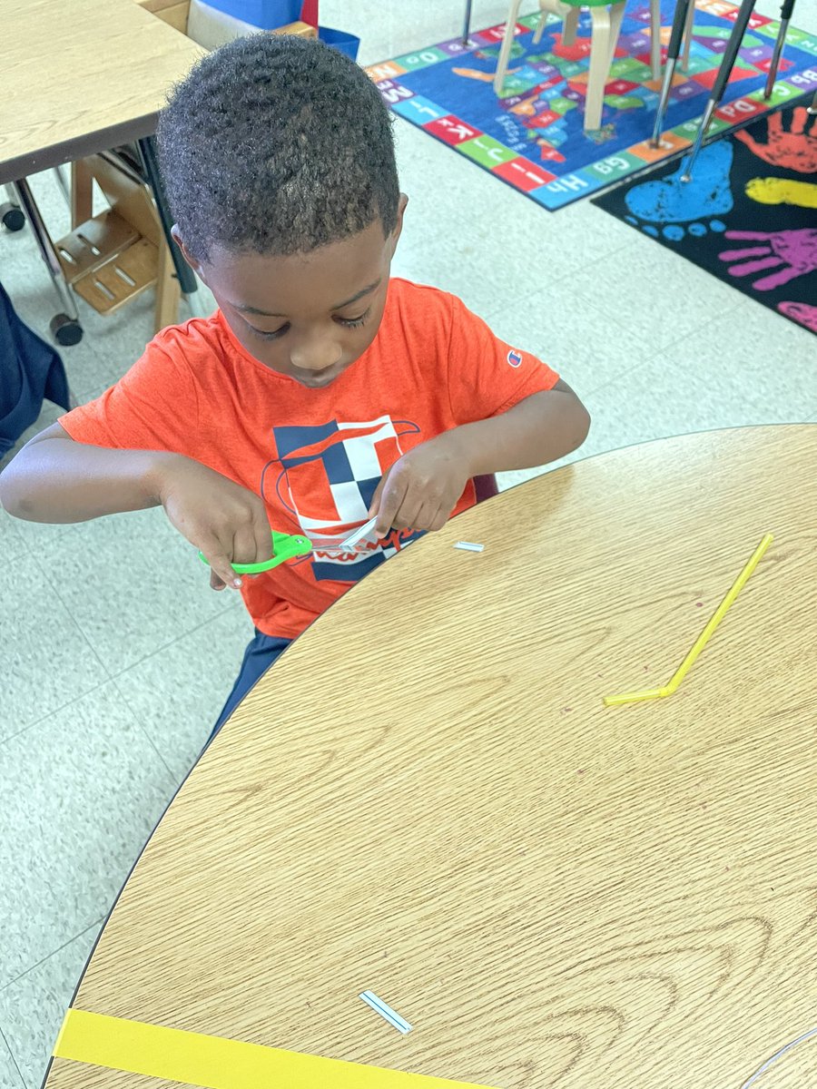 Preschool_BES's tweet photo. ⭐️ Fine motor but make it fashion ⭐️ We cut straws, then stringed them to make the straw pieces into a necklace. This activity also serves as a movement break…did you know that straws shoot across the room when you cut them? #finemotor #spedpreschool #BESties #SimplyTheBESt https://t.co/5x7cHONkaU