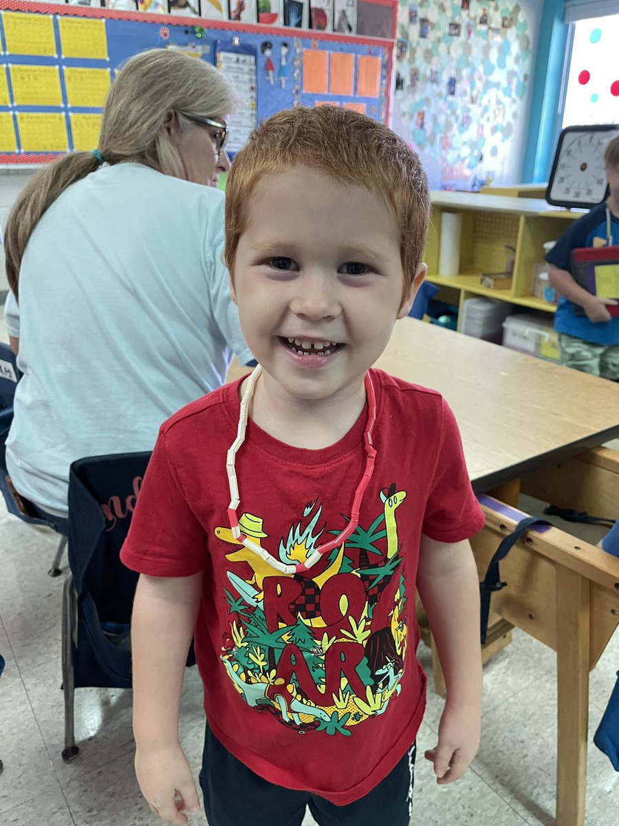 Preschool_BES's tweet photo. ⭐️ Fine motor but make it fashion ⭐️ We cut straws, then stringed them to make the straw pieces into a necklace. This activity also serves as a movement break…did you know that straws shoot across the room when you cut them? #finemotor #spedpreschool #BESties #SimplyTheBESt https://t.co/5x7cHONkaU