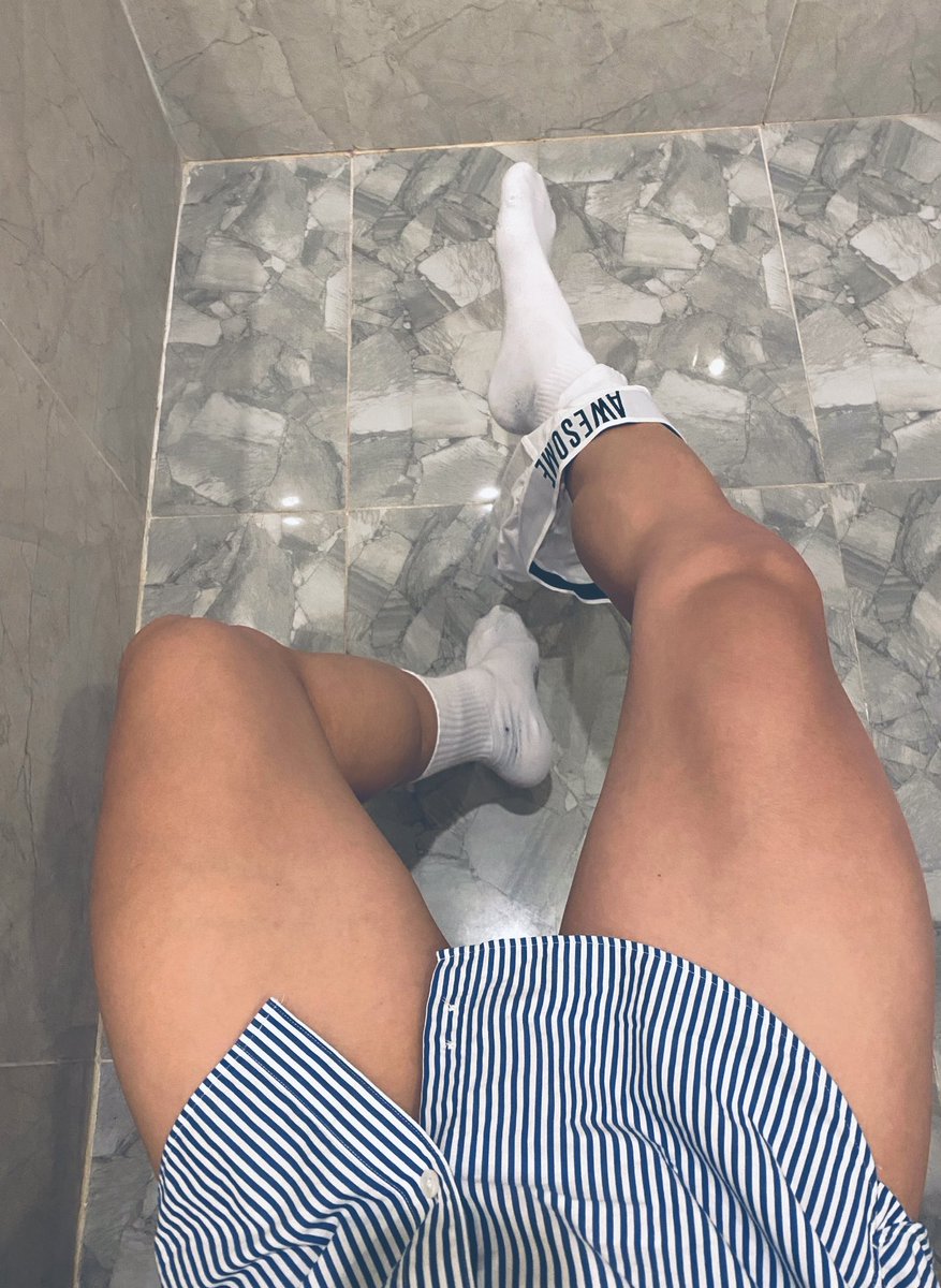 TTT09091990's tweet photo. Lazy to go out 😥😥😥 https://t.co/s1jxnYFV9D