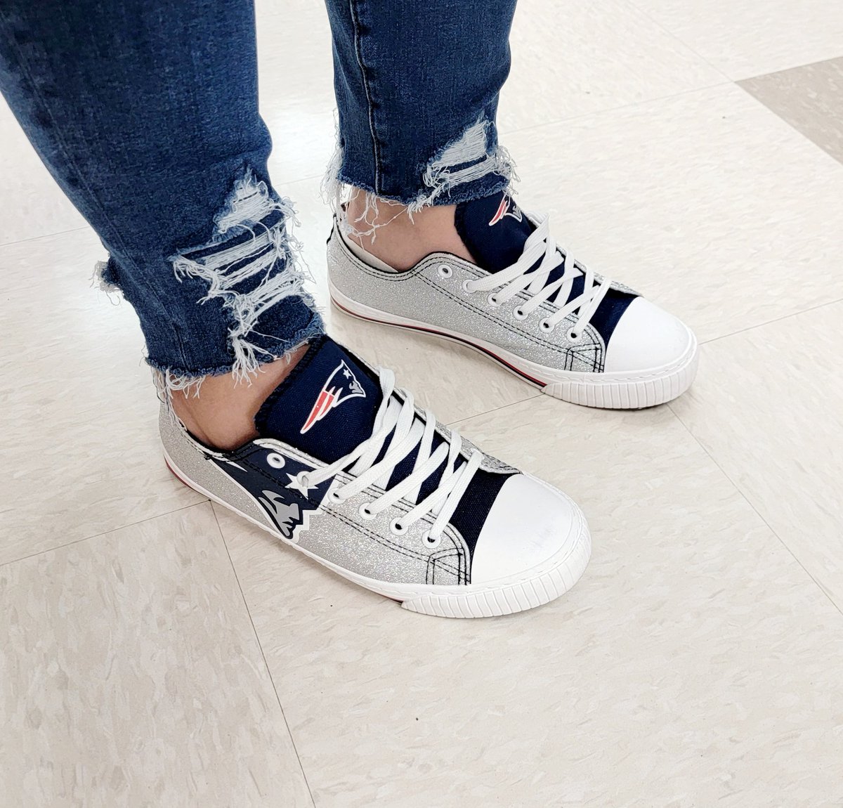 karleykay11's tweet photo. First #PHriday and I broke out some new kicks! 

#phstrong #letsgored https://t.co/sM9Tw8cSn8