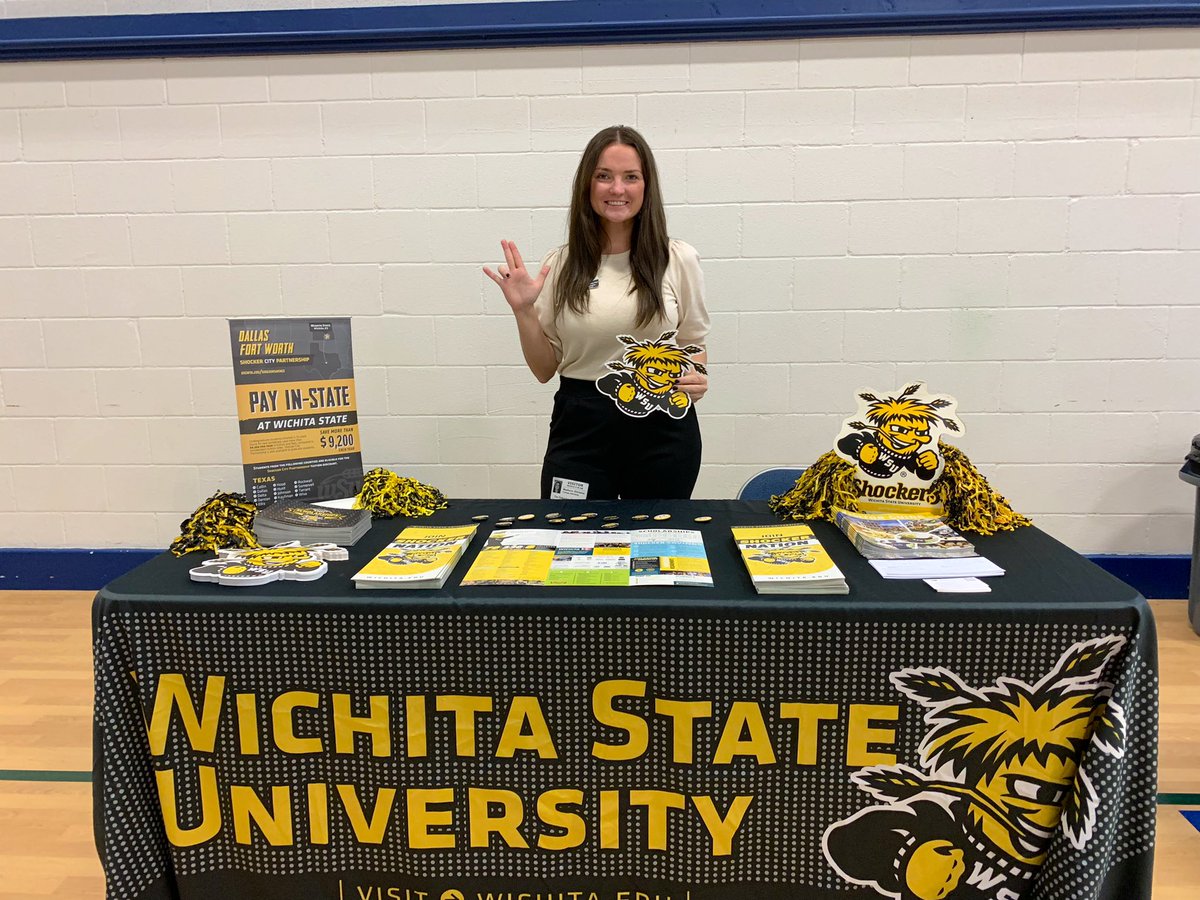 So excited to be at my first college fair of the year with <a href="/oakridgeowls/">The Oakridge School</a>!!! 🖤💛 #letsgoooo #TexasShockers