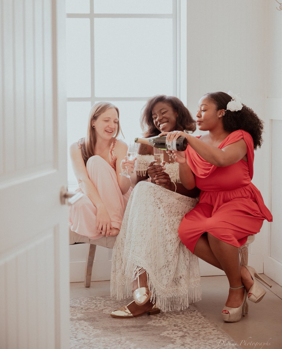 atlschoolphoto's tweet photo. Cheers!
Alexa play Rihanna Cheers (Drink to that)
Captured by @dni_photographs
Venue @kouryfarmsweddings
Model @_wolf.child_ @kahiahpolidore
Workshop | Wedding Photography Experience
#atlanta #weddinglife #atlweddings #workshop #atlworkshop #toasts #cheers #bridalparty https://t.co/kRWIryLsmR