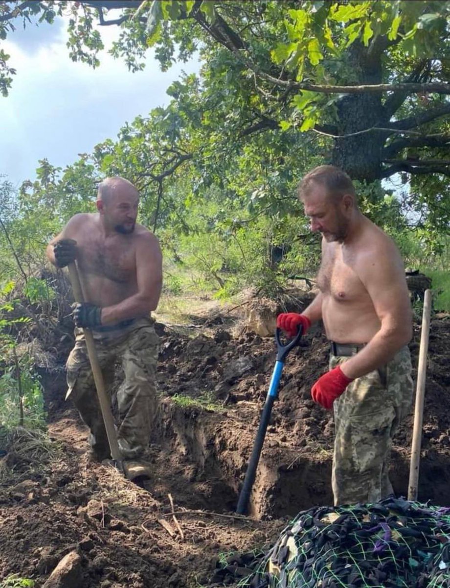 Gerashchenko_en's tweet photo. A photo from August 18 shows Ivan (left) and Yurii (right). The next day Yurii was killed in battle. Ivan carried his body out with the body of another comrade Denis. He died on the same position from a tank shot.

History and 📷: Robert Brovdy /Facebook https://t.co/vKFoUn0ohf