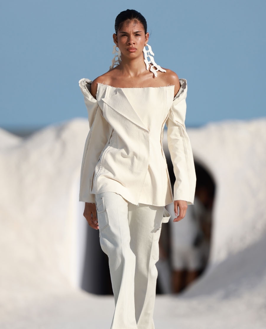 FashionWeek's tweet photo. In the salt mountains of France, @jacquemus showcased the “Le Papier” collection. 📸: Getty Images https://t.co/v99OSTRr07