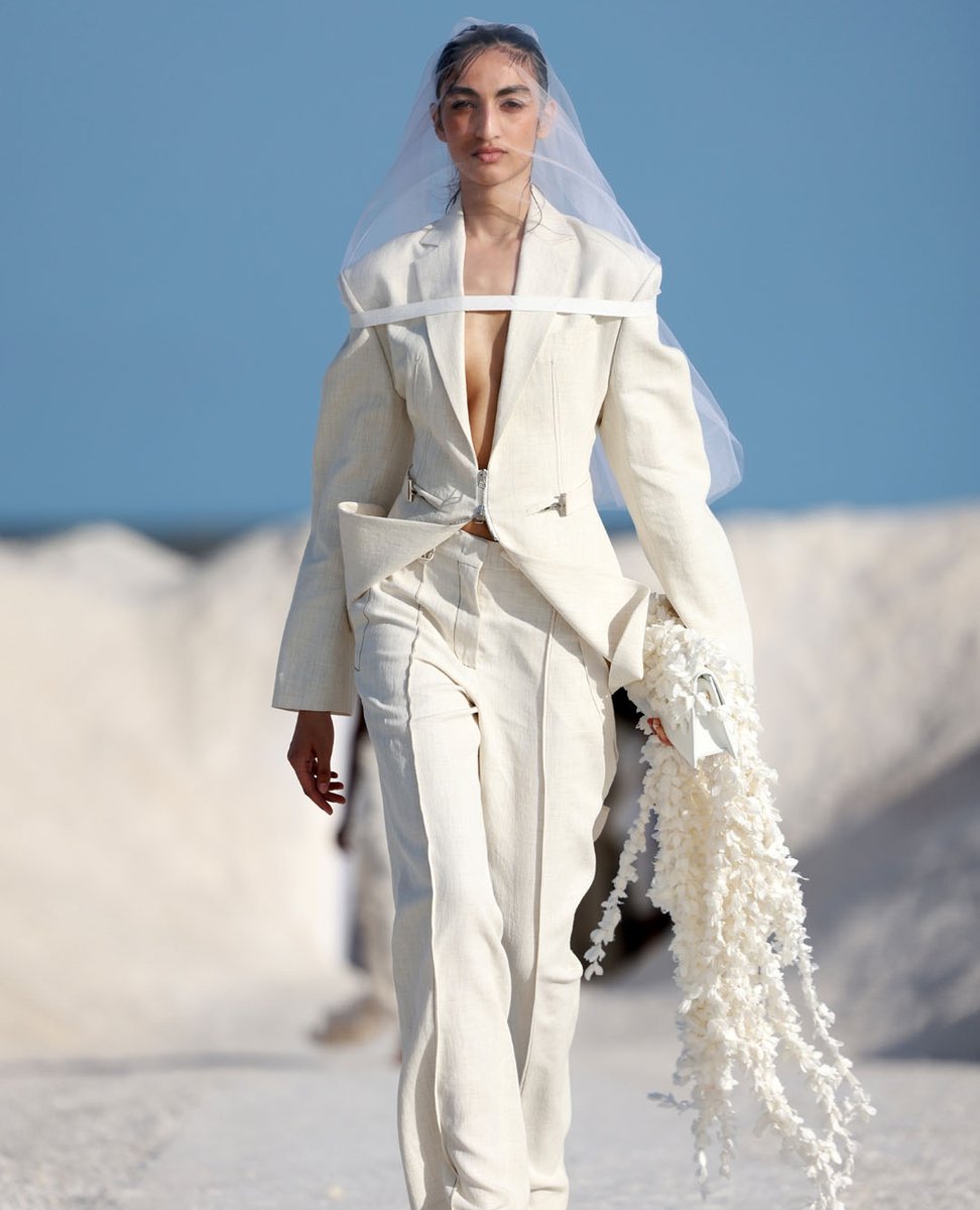FashionWeek's tweet photo. In the salt mountains of France, @jacquemus showcased the “Le Papier” collection. 📸: Getty Images https://t.co/v99OSTRr07