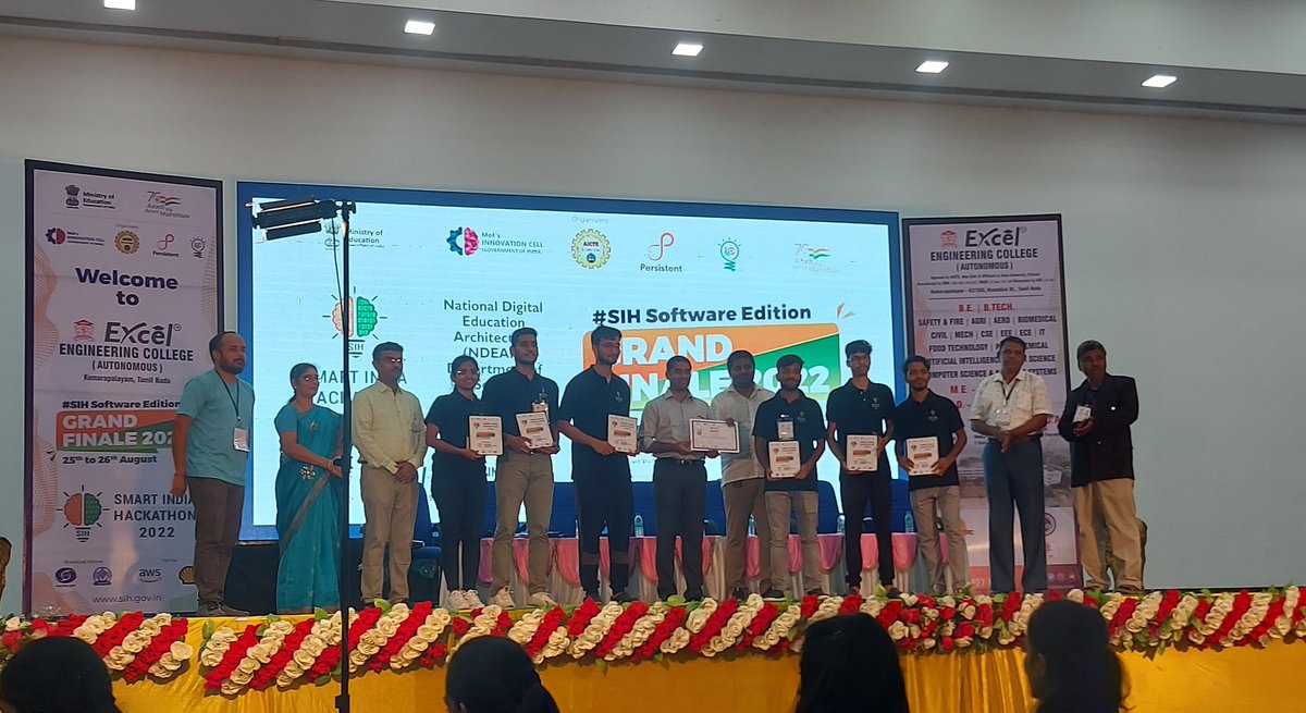 ayushaakar's tweet photo. The prize might not be ours but the experience and exposure was ours,we won it.Being able to come to this platform is in itself an award.Thank you @SIH2022_MIC for such an opportunity! 
#InnovationSeAtmanirbharBharat #SIH2022 @PIBHRD @narendramodi @EduMinOfIndia @mhrd_innovation https://t.co/3pGgsKW5v6