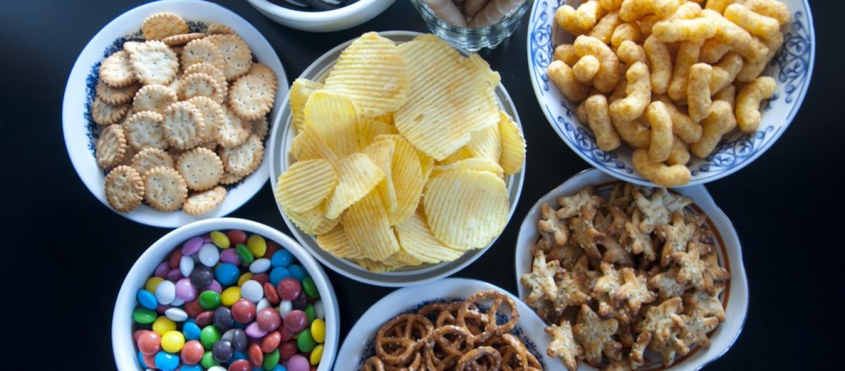 🧵GLUTAMATO MONOSÓDICO
Otro ingrediente con el que la industria alimentaria conquista nuestro paladar sin importar el daño a la salud.
Por qué alguien estaría interesado en venderle algo que le va a enfermar? Porque después le venderá los fármacos para tratarle.⬇️