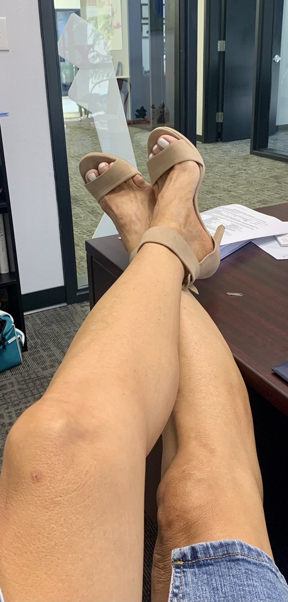 yraz's tweet photo. It’s a finally Friday #Shoefie.  #YsShoes #BrokerInHeels #HighHeels https://t.co/s9PwvZxX17