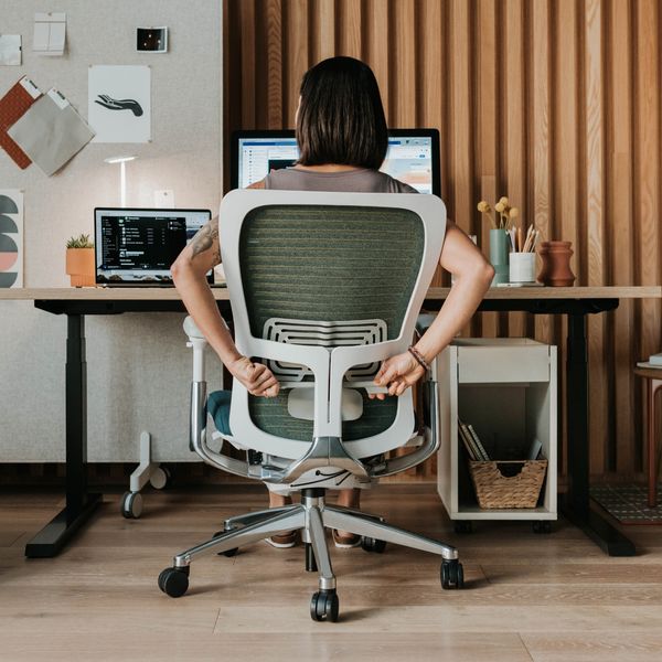 BrigholmeInc's tweet image. Humans are not symmetrical, which is why Haworth designed their patented asymmetrical lumbar support. It allows you to fine-tune comfort on each side for alignment that works with your anatomy. 

#taskseating #lumbarsupport #workfromanywhere #brigholmeinc