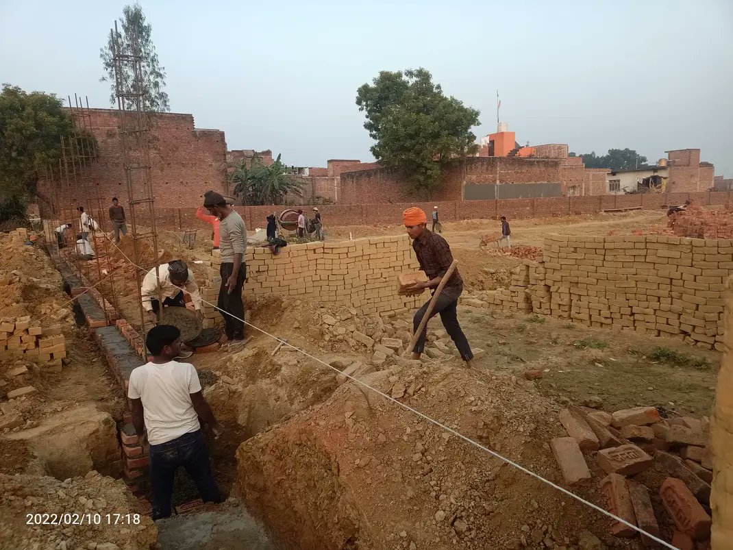 9TNAT's tweet photo. #CivilEngineering भवन का सबसे महत्वपूर्ण भाग नींव निर्माण है , नींव को मृदा के कठोर स्तर तक अवश्य लें कर जाये,हो सकता है यह स्तर कुछ फुट से कुछ मीटर गहराई तक जाये,सिविल अभियंता या वास्तुविद को अपने निर्माण स्थल का निरीक्षण अवश्य कराएं। नींव 1.उथली 2.गहरी (pile) #distinct_design https://t.co/6DHDHWSQfR