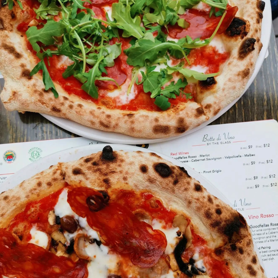 goodfellas_corp's tweet photo. Authentic pizza is the only way to go🍕🍕🍕🍕🍕

📸 @taste_buds_by_prashan

#mississaugafood #mississaugaeats #gtafood #gtaeats #yyzeats #yyzfood #yyzfoodies #foodie #yum #buonappetito #pizzaplease #freshpizza https://t.co/TOAjWp9vSM