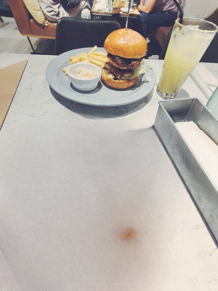 KazeDoulHGDN's tweet photo. 娘が食べたBBQバーガー!!!前回の立川探索で見つけたバーガー屋さん!ま〜さんどぉ〜🍔今度はランチに来てみたい…😊くわっちぃ〜さびたん🙏
#underthecascade https://t.co/HceZ6cOwUQ