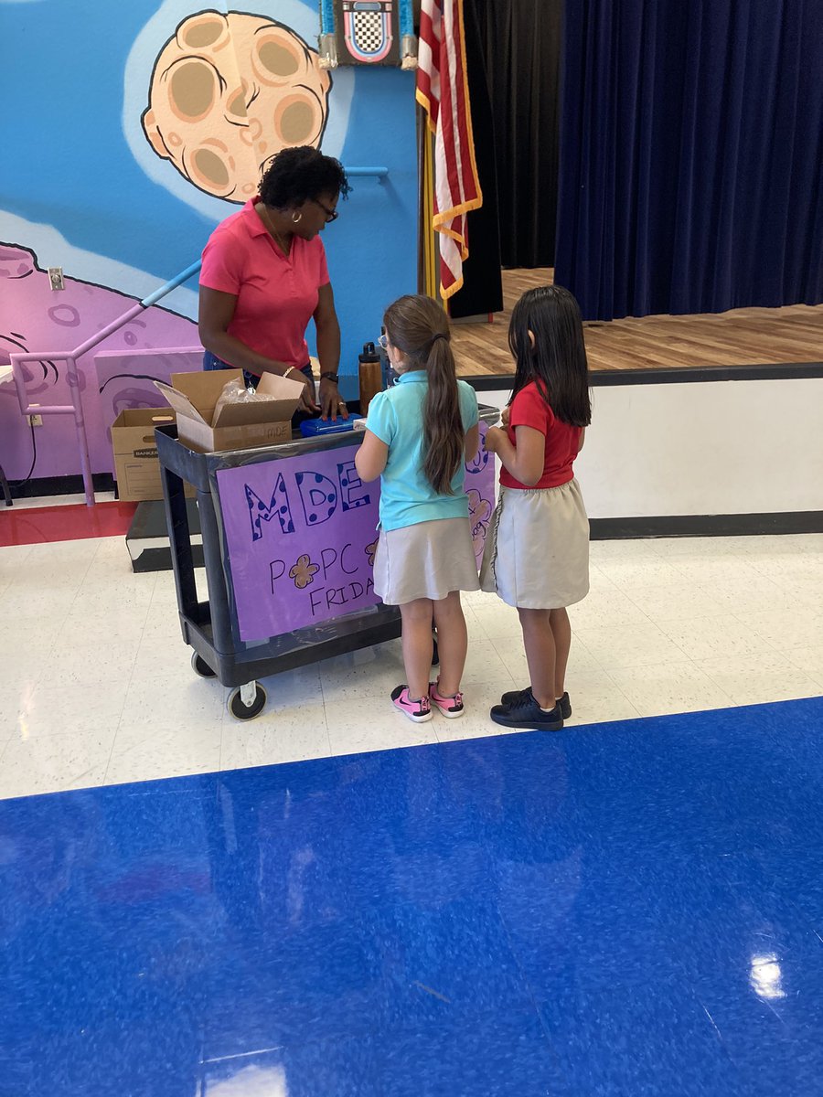 Mrs_Lefever's tweet photo. Happy campers at our first MDE PTO Popcorn Friday!!🍿 50 cents a bag!@MDE_Stars https://t.co/pCkbM3VLrk