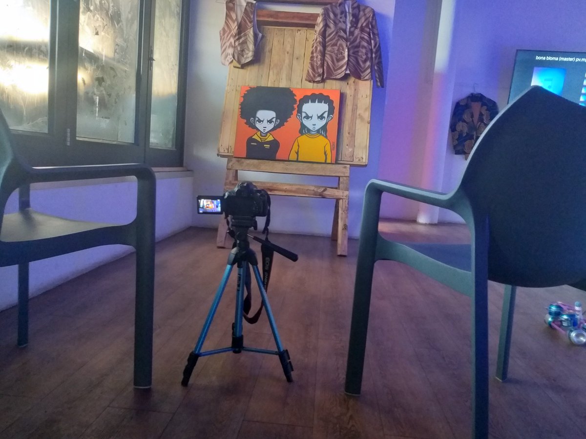 ZeusDeuceAfrika's tweet photo. The Exhibition is open! 😎🖥🖼🖼🖼🖼🖥 We are wrapping up the last soundcheck, ready to go LIVE in one hour 19:00 #StudioToStage 📝🎙🎧🥁💻💿🎭#MolapoShowcaseTheatre 🏛 P.S. I had no idea the Biggie piece by Jalapeno Miles from Philly glows in the dark with UV light! 😀🖼🔥🔥🔥 https://t.co/eEtTvi8KRH