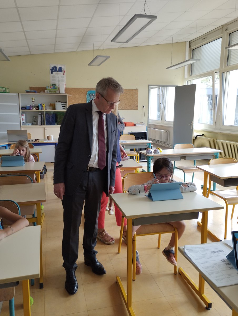 Dsden57's tweet photo. Visite à l’école primaire de la Seille à Metz pour l’action #vacancesapprenantes en présence de M. Delcayrou, SG de la préfecture de Moselle et sous-préfet de Metz, de M. Cottet #DASEN57, des encadrants et des enfants du CP au CE2 bénéficiaires du dispositif. @Prefet57 @Dsden57 https://t.co/2qJaoJXSSm