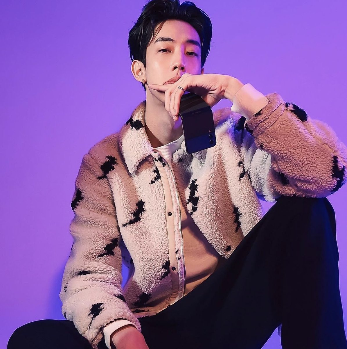 AsmodeusLust666's tweet photo. อยากกราบซัมซุง 😭 https://t.co/VtnMXvcszK
