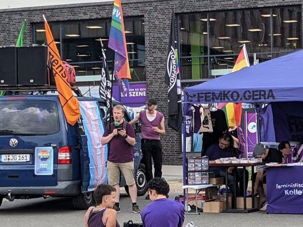 QueerWeg's tweet photo. Zum heutigen »Wear it purple day« in Gera durfte unsere LSBTIQ-Koordinierungsstelle eine Rede halten. 📢 [1/5]

#WearItPurple #WearItPurpleDay #Gera
#QueerKids #SafeQueerKids
#VielfaltInThüringen #QueerWegWirkt #LaProAkzeptanzVielfalt https://t.co/lcj9XQBSlZ
