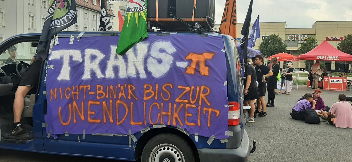 QueerWeg's tweet photo. Zum heutigen »Wear it purple day« in Gera durfte unsere LSBTIQ-Koordinierungsstelle eine Rede halten. 📢 [1/5]

#WearItPurple #WearItPurpleDay #Gera
#QueerKids #SafeQueerKids
#VielfaltInThüringen #QueerWegWirkt #LaProAkzeptanzVielfalt https://t.co/lcj9XQBSlZ