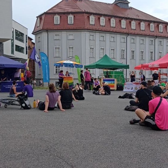 QueerWeg's tweet photo. Zum heutigen »Wear it purple day« in Gera durfte unsere LSBTIQ-Koordinierungsstelle eine Rede halten. 📢 [1/5]

#WearItPurple #WearItPurpleDay #Gera
#QueerKids #SafeQueerKids
#VielfaltInThüringen #QueerWegWirkt #LaProAkzeptanzVielfalt https://t.co/lcj9XQBSlZ