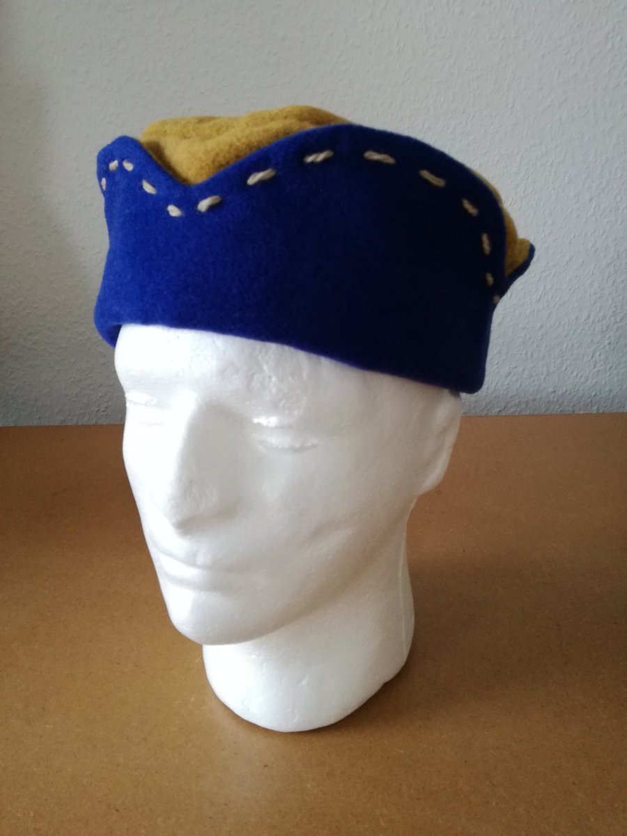 LuaMedia's tweet photo. Quiero compartir lo último que he añadido a mi tienda de #etsy: Bonete para recreación confeccionado combinando paño de lana color mostaza y azul real. Pespunte de adorno en lana camel https://t.co/dGu7mCb8pk #reenactment #muetze #woolfabric #luamedia #periodohistorico https://t.co/uWQRI9IJyo