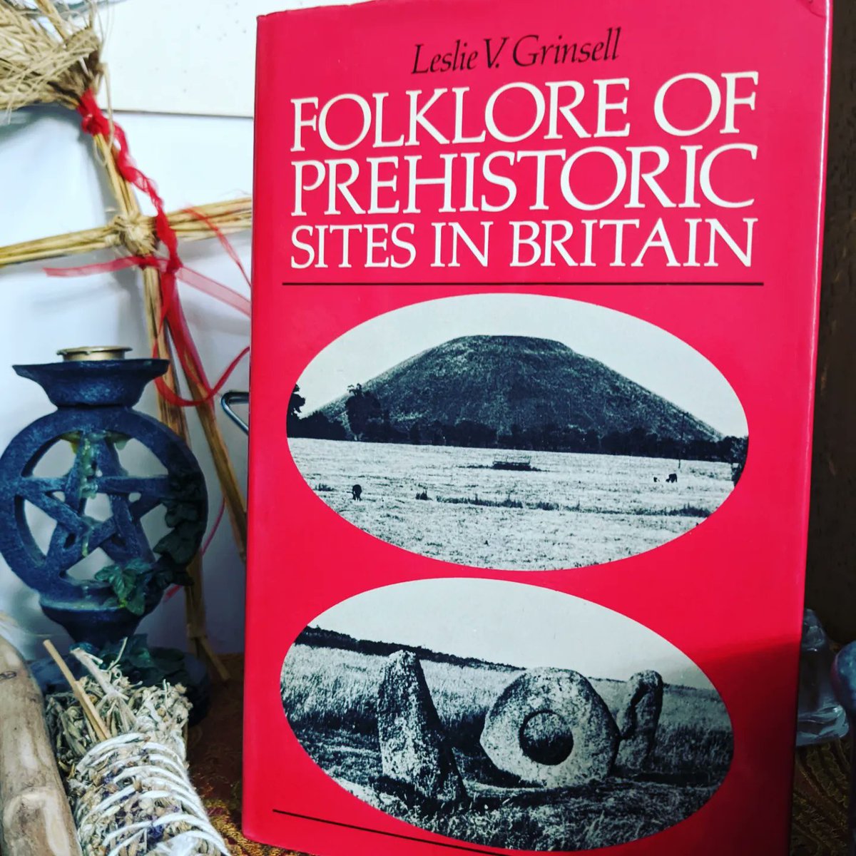 underthestone1's tweet photo. A charity shop find today Folklore of Prehistoric Sites in Britain by Leslie V. Grinsell (1976) and in all of these kinds of  books I have collected over the years, I've never seen a table of stones and their supposed movements ! #folklore #stones #prehistory  #books https://t.co/oYAc3Gh0VM