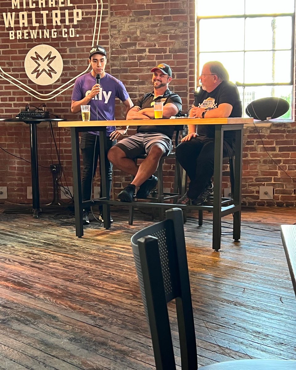 racerkvandyke15's tweet photo. Thank you David for inviting me to be a guest on your Let’s Talk Racing Show, and for taking some time to talk with Jaiden and we were happy Lisa with Food City was there too. We had a great time and look forward to doing it again real soon!
#kvr #dfd #teamkvr #naaws #nascar2022 https://t.co/q4Y1BWhBYY
