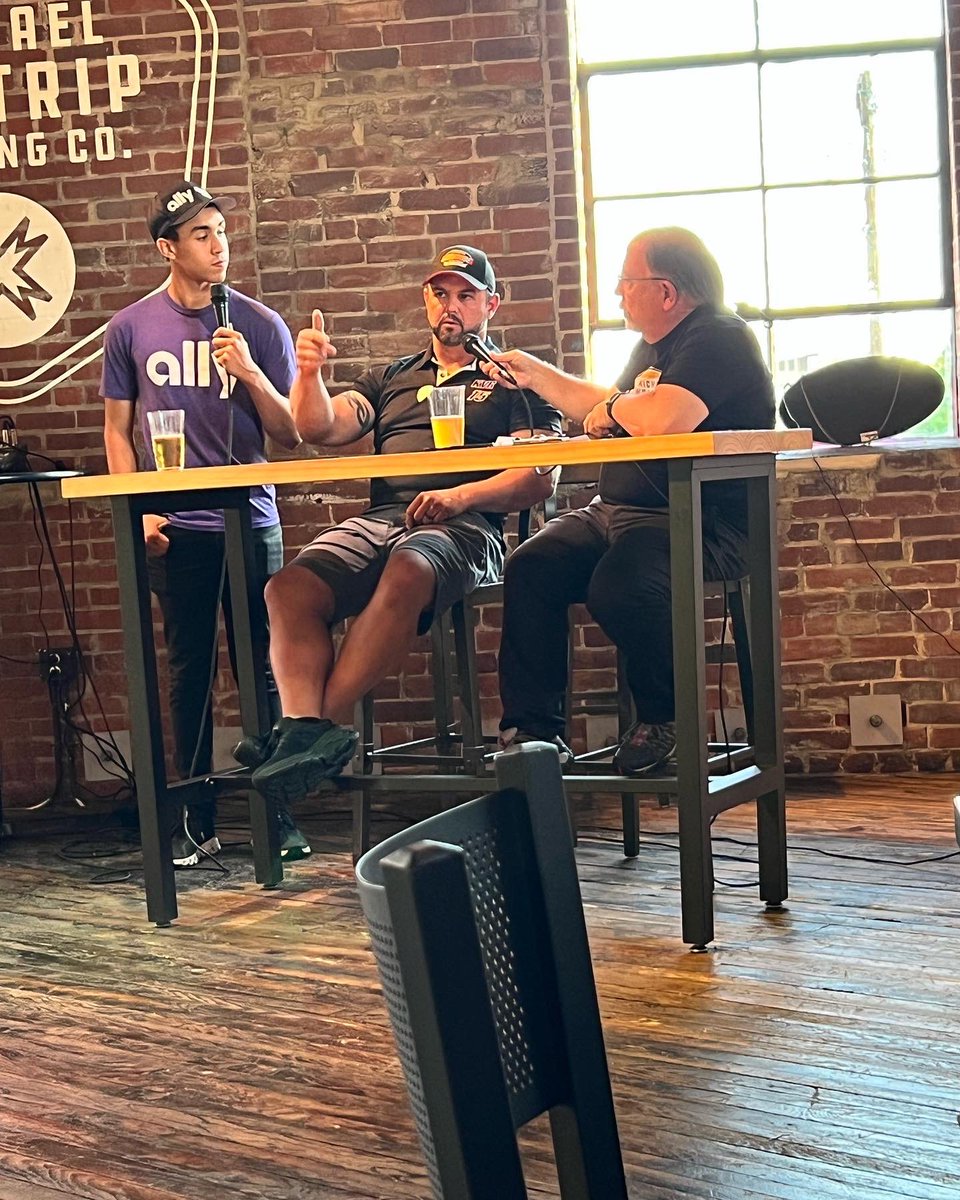 racerkvandyke15's tweet photo. Thank you David for inviting me to be a guest on your Let’s Talk Racing Show, and for taking some time to talk with Jaiden and we were happy Lisa with Food City was there too. We had a great time and look forward to doing it again real soon!
#kvr #dfd #teamkvr #naaws #nascar2022 https://t.co/q4Y1BWhBYY