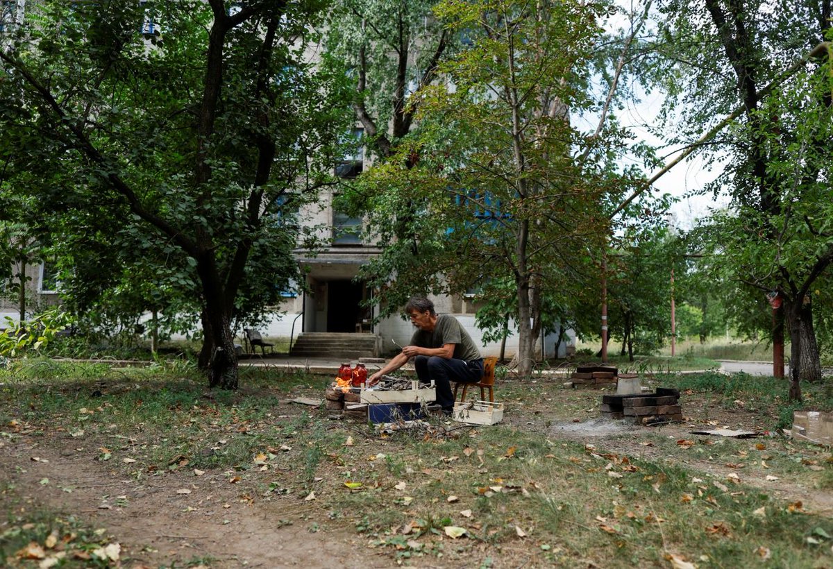 zav_raya's tweet photo. 64-year-old resident of the village of New York, Donetsk region, Valery, cooks food on a fire. #Ukraine️ #war #RussianAggression #RussianWarCrimes #RussiaIsATerroristState https://t.co/8jP9eLWHjS