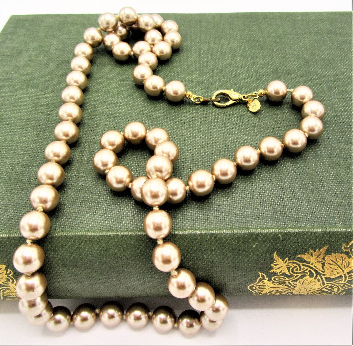 vintagobsession's tweet photo. Excited to share the latest addition to my #etsy shop: Joan Rivers Necklace, Champagne Faux Pearls, Knotted Beads, Long 26 Inch Necklace https://t.co/6SXBG0CSuD #yes #avantgarde #no #lobsterclaw #pearlshell #women #bronze #gold #beachtropical https://t.co/Z0N2DI4pvH