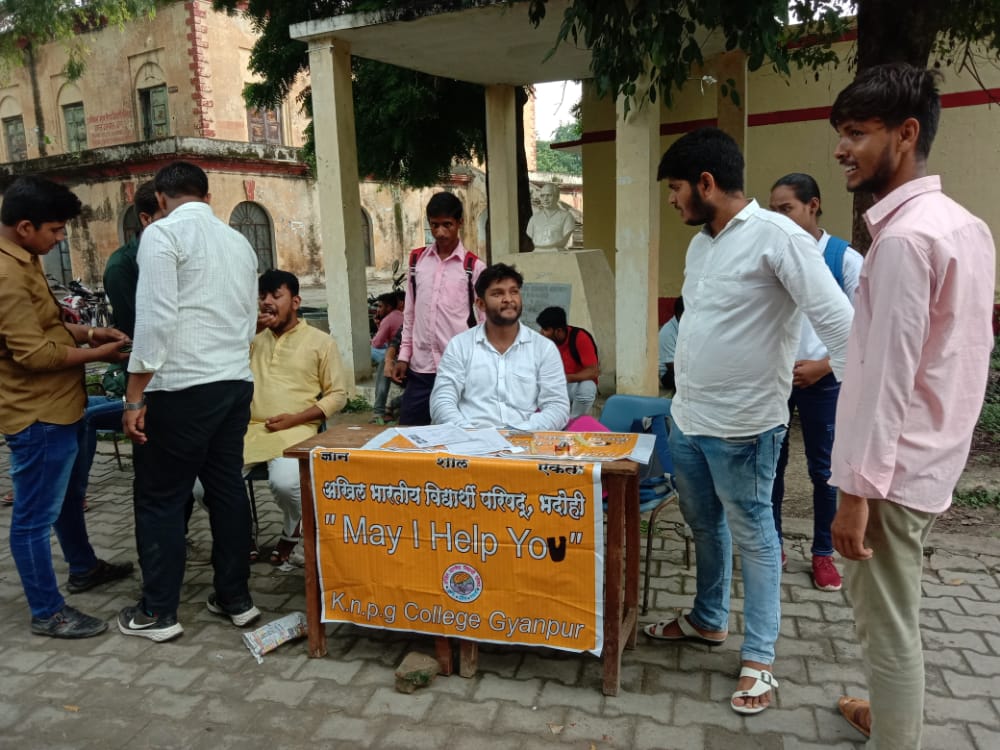 abvp_bhadohi01's tweet image. आज तृतीय दिन दिनांक २६/०८/२०२२ को अभाविप भदोही जिले के कार्यकर्ताओं द्वारा काशी नरेश स्नातकोत्तर  महाविद्यालय में May I Help You का डेस्क लगाया गया।

#3nd Day