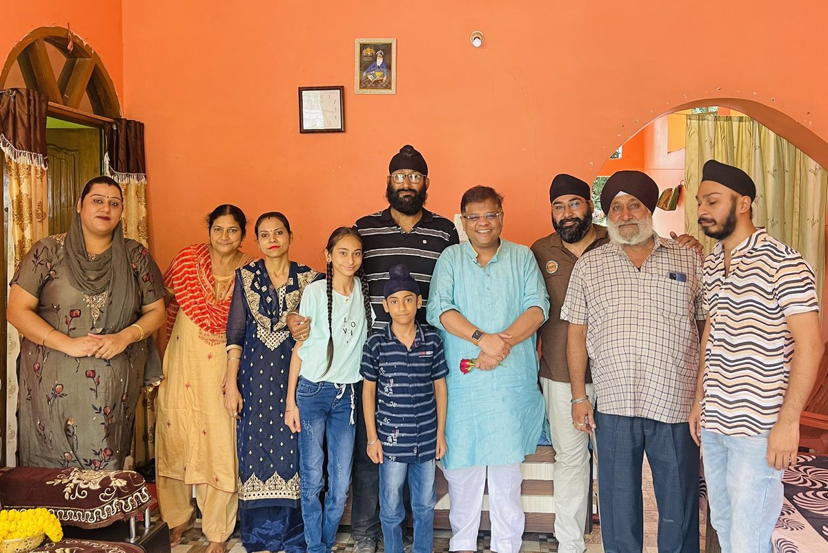 AmitJogi's tweet photo. आज पत्थलगांव में छोटे भाई हैप्पी भाटिया एवं परिवार से मिलकर उनके साथ लंच किया। https://t.co/j9D0Yff6df
