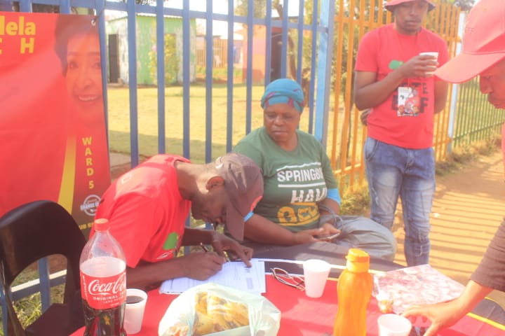 TovarishZulu's tweet photo. #RedFriday #House2House #Corner2Corner @EffJhbRegion @EFFSouthAfrica https://t.co/XNCle9sTvZ