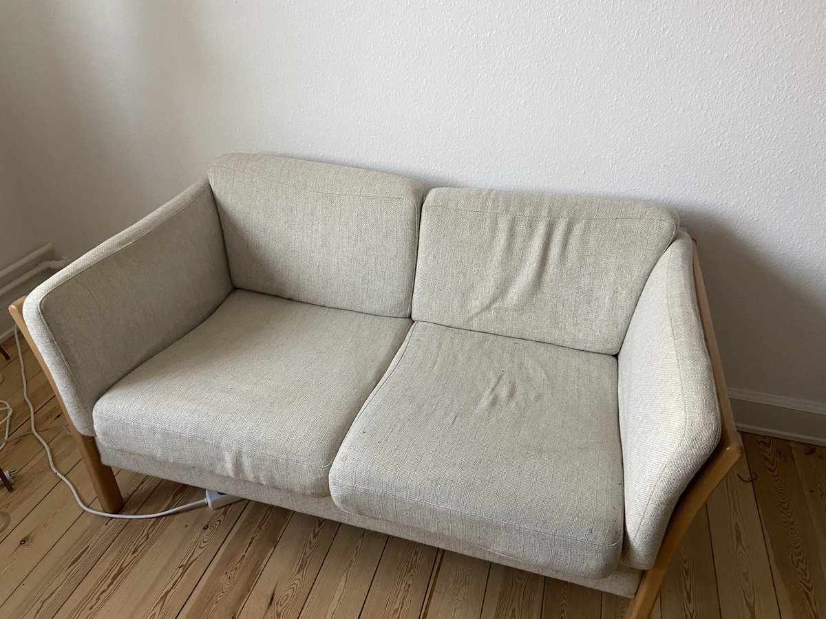 #aarhustwitter jeg skal af med min sofa. Den er 125*80 cm og er din hvis du gider at hjælpe mig med at tage den ned fra 2. sal på Trøjborg.