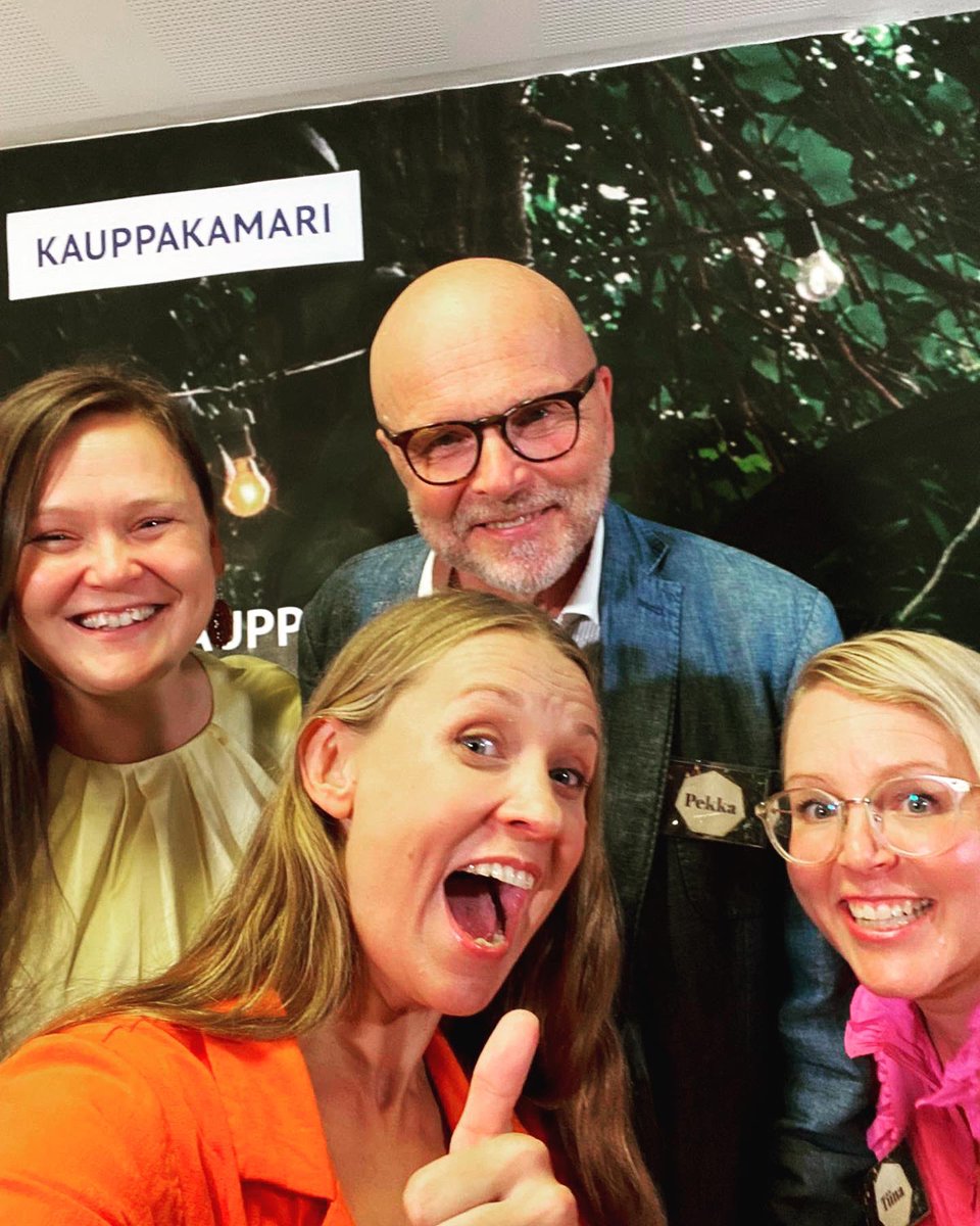 AnneLaajalahti's tweet photo. Olipas taas kiva työviikko! ❤️ Ja toteamus ei sisällä siivuakaan sarkasmia: ihan jokainen työpäivä on ollut taas tällä viikolla täynnä hyvää mieltä, riemua ja tekemisen meininkiä.

Perjantain kiitos @K2HEL:lle kauden avajaisista. Hymyilen vieläkin. Talo täynnä ihania ihmisiä! ❤️ https://t.co/8deCG9RpEp