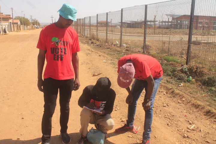 TovarishZulu's tweet photo. #RedFriday #House2House #Corner2Corner @EffJhbRegion @EFFSouthAfrica https://t.co/XNCle9sTvZ