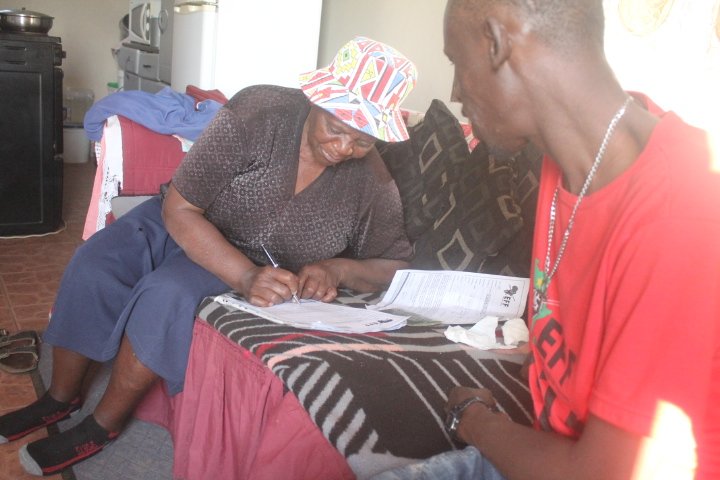 TovarishZulu's tweet photo. #RedFriday #House2House #Corner2Corner @EffJhbRegion @EFFSouthAfrica https://t.co/XNCle9sTvZ