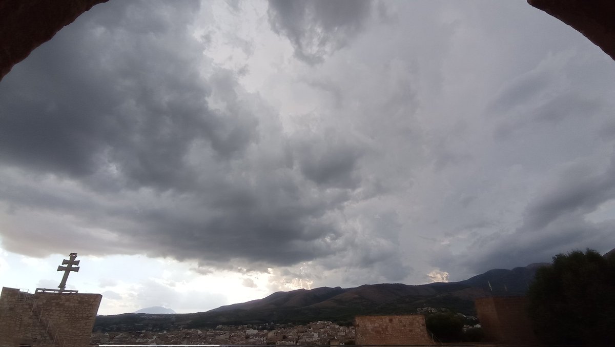 Anabellaperagon's tweet photo. Tarde de truenos #Caravaca #Murcia https://t.co/LpHVhwjOG8