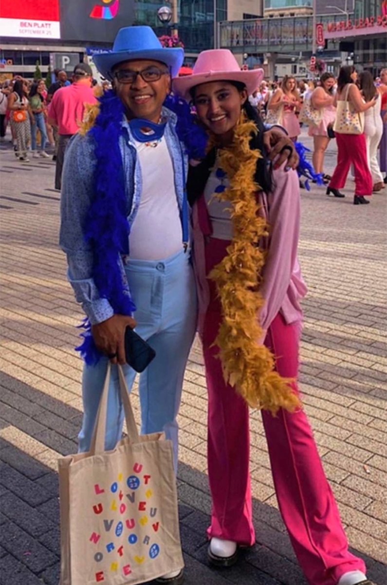 TODAYshow's tweet photo. Icons 👏  only 👏 

This dad and daughter wore matching outfits to Harry Styles' #LoveOnTour #HSLOT concerts in Toronto. 

📸: Courtesy of Sarita Rampersad
https://t.co/AbKlwqNdO3 https://t.co/phkQyXnRXq