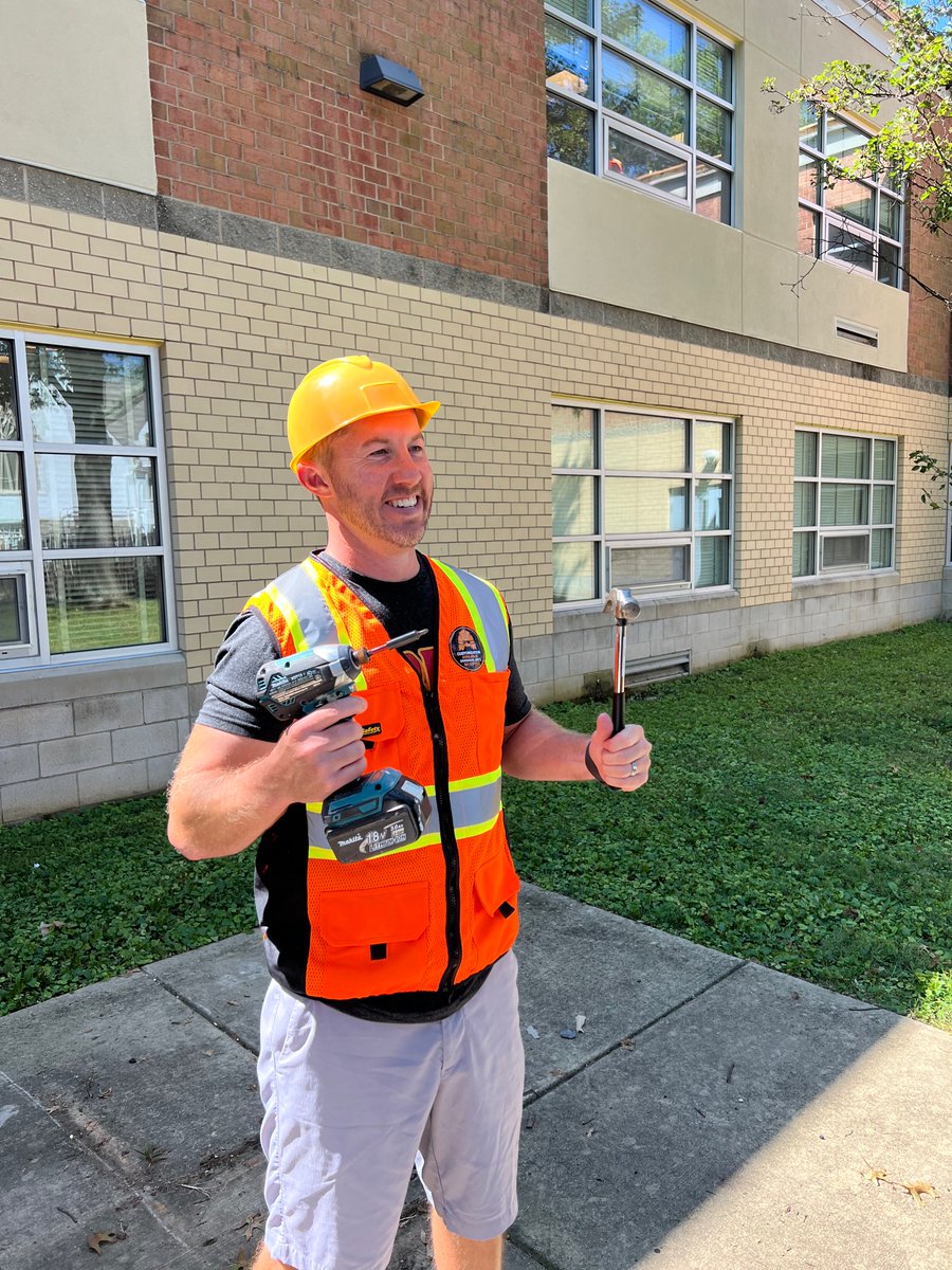 Bethesda_ES's tweet photo. Mr. Boyd doing his annual school photo dress up! https://t.co/P7eJ7aAeJi