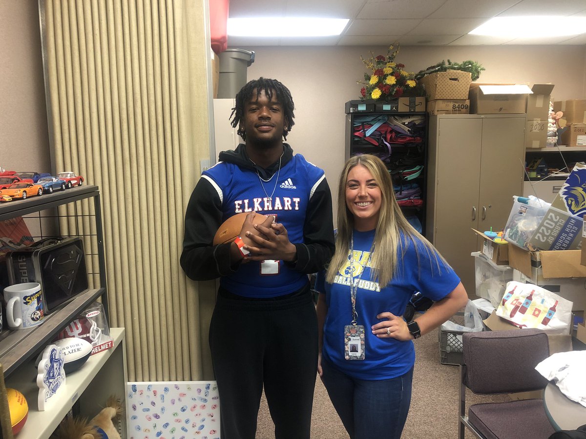 ElkhartLions's tweet photo. Love the enthusiasm, school spirit, and support for our students displayed by our staff on a daily basis, but especially on #FunPhotoFriday! https://t.co/sxkGQWHD6X