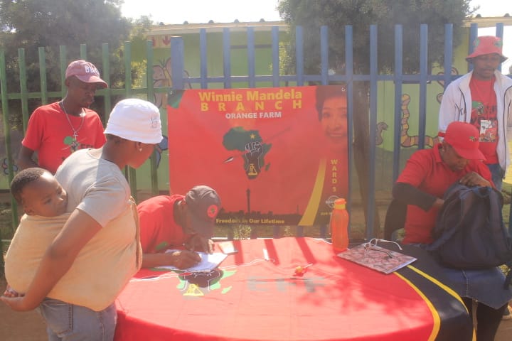 TovarishZulu's tweet photo. #RedFriday #House2House #Corner2Corner @EffJhbRegion @EFFSouthAfrica https://t.co/jNaKXPaBWJ