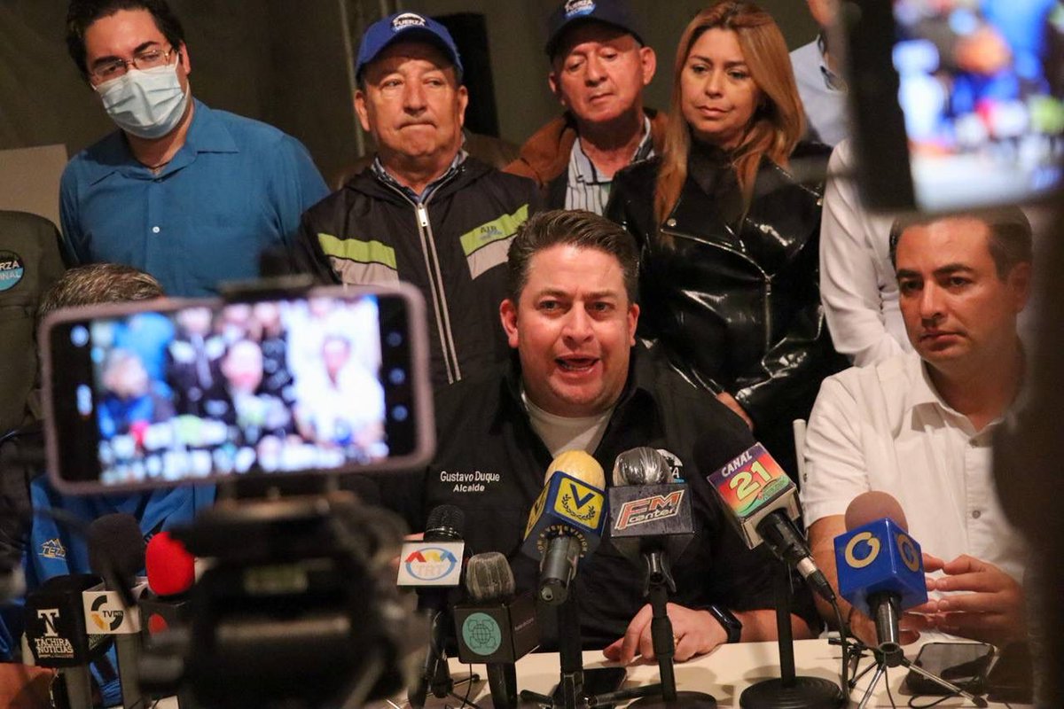 FuerzaVChacao's tweet photo. 🗣️"Nosotros vinimos a hablarle con claridad al país, a la gente. @LaFuerzaVecinal está recorriendo Venezuela, no vamos a defraudar a la población que confía en nosotros, que de verdad espera un cambio.¡Tengan la certeza que no los vamos a defraudar!". @duquegustavoS https://t.co/h1bBg7Gyoj