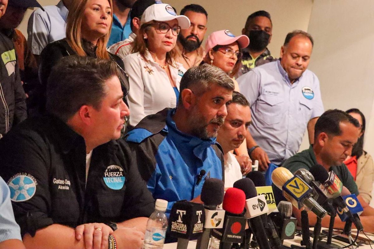FuerzaVChacao's tweet photo. 🗣️"Nosotros vinimos a hablarle con claridad al país, a la gente. @LaFuerzaVecinal está recorriendo Venezuela, no vamos a defraudar a la población que confía en nosotros, que de verdad espera un cambio.¡Tengan la certeza que no los vamos a defraudar!". @duquegustavoS https://t.co/h1bBg7Gyoj