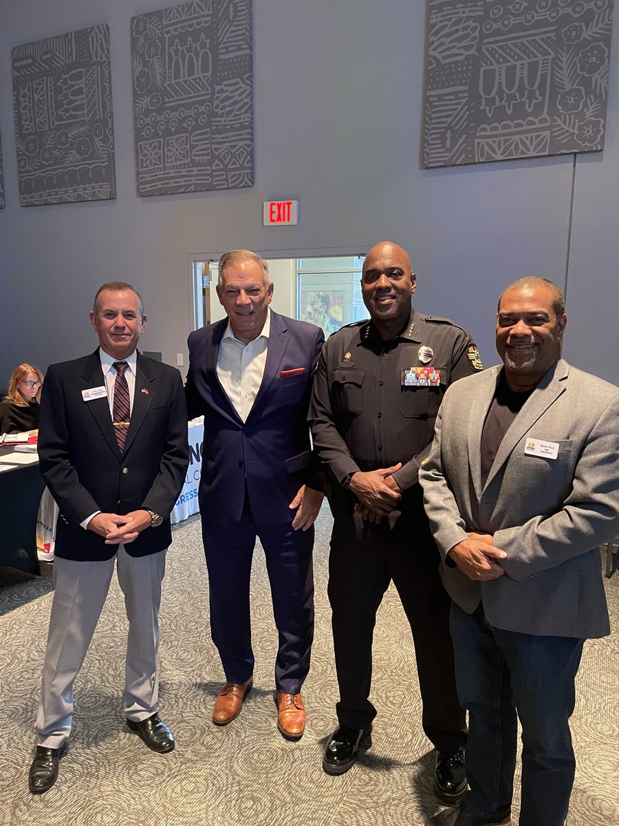 LakeNonaRCC's tweet photo. Business Luncheon with Commissioner Jim Gray and our New Police Chief Eric Smith
#LNRCCBusinessLuncheon
#LNRCCprofessionalnetworking
#OrlandoPoliceDepartment
#CommissionerJimGray https://t.co/aDT3FPX80e