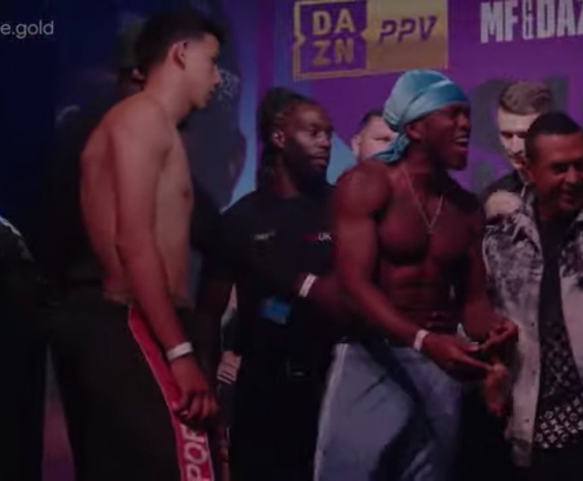 notanastronut's tweet photo. This pinacolada guy looks so confused it feels like he has no idea what he is doing #KSI2Fights1Night https://t.co/y2aMwcHBK1