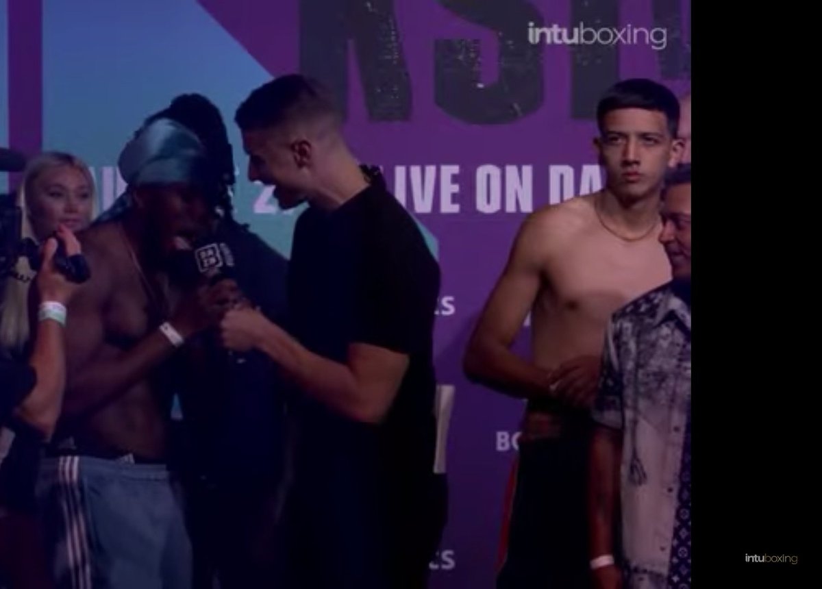 notanastronut's tweet photo. This pinacolada guy looks so confused it feels like he has no idea what he is doing #KSI2Fights1Night https://t.co/y2aMwcHBK1