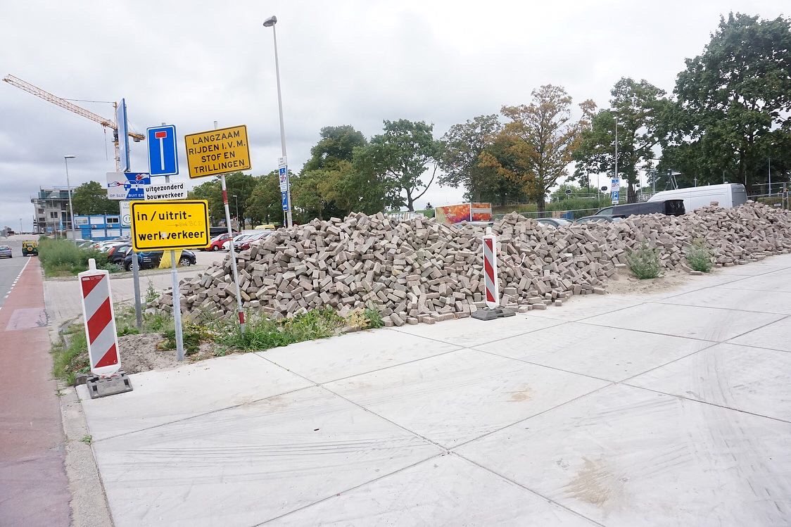 Na vele voorbereidingen zijn de vrijwilligers weer op het water te vinden om de verlichting aan te leggen. Vandaag zijn de kabels getrokken. Op één geknapte kabel na - hebben deze toppers natuurlijk weten te fiksen - liep alles voorspoedig.