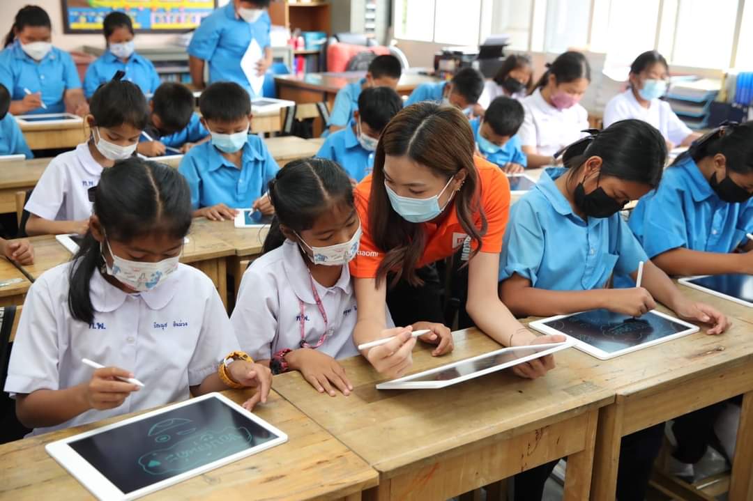 leongkahmun's tweet photo. Today, @Xiaomi_Thailand is very pleased to provide 300 sets of tablets and educational supplies to schools with the collaboration of Education Project Yuvabadhana Foundation to 8 schools 
nationwide to give the children more opportunities to use technology for further learning https://t.co/SCMDa1bchL