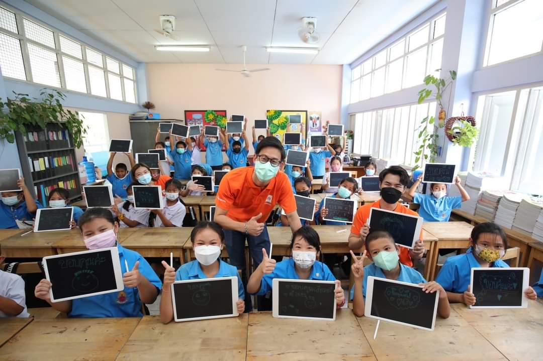 leongkahmun's tweet photo. Today, @Xiaomi_Thailand is very pleased to provide 300 sets of tablets and educational supplies to schools with the collaboration of Education Project Yuvabadhana Foundation to 8 schools 
nationwide to give the children more opportunities to use technology for further learning https://t.co/SCMDa1bchL